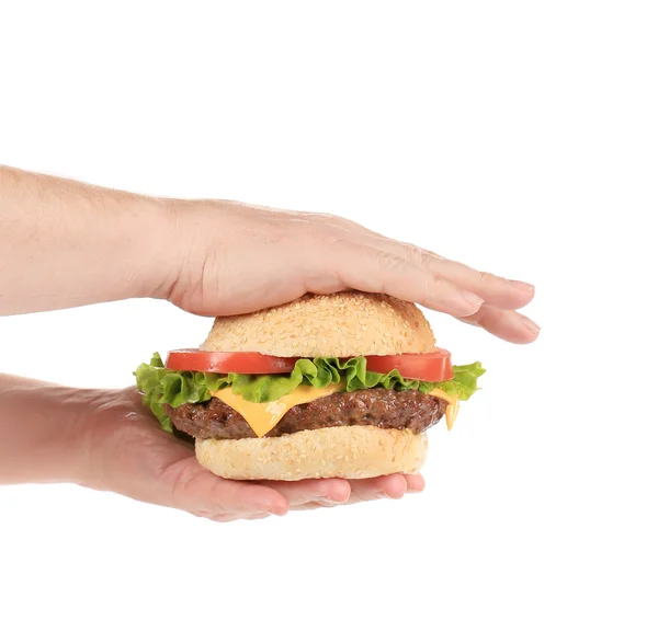 Handen houdt grote smakelijke hamburger. — Stockfoto