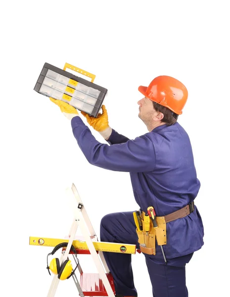 Arbeiter auf Leiter mit Werkzeugkiste. — Stockfoto