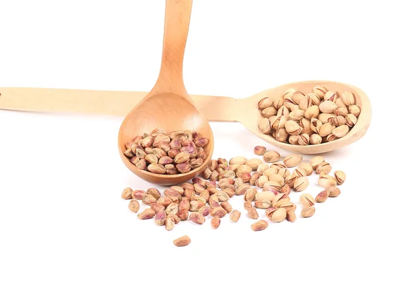 Dos cucharas de madera con pistachos . — Foto de Stock