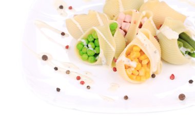 Mısır ve yeşil bezelye ile doldurulmuş makarna kabukları.