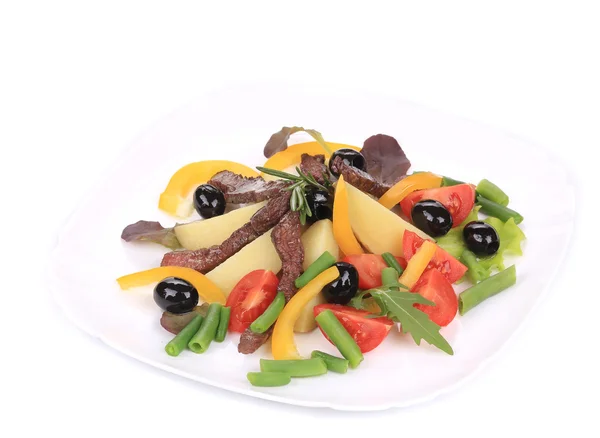 Salad with beef fillet and vegetables. — Stock Photo, Image