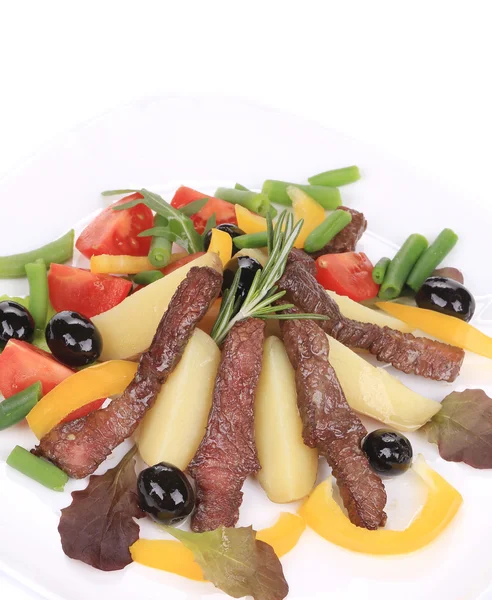 Salad with beef fillet and vegetables. — Stock Photo, Image