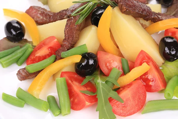 Salade avec filet de boeuf et légumes . — Photo