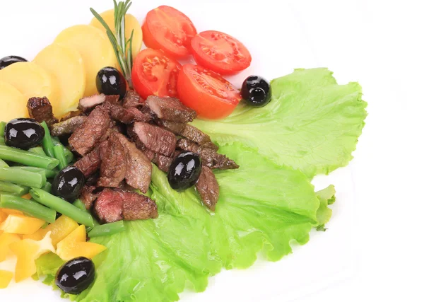 Salat mit Rinderfilet und Gemüse. — Stockfoto