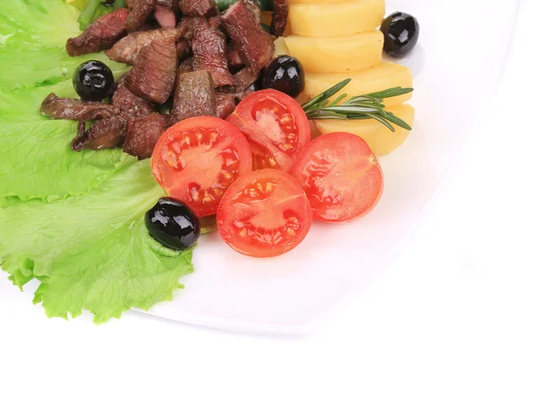 Sığır filetosu ve sebze salatası. — Stok fotoğraf