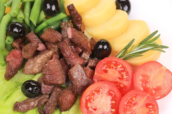 Salad with beef fillet and vegetables. — Stock Photo, Image