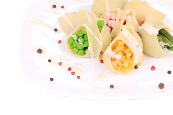 Conchas de pasta rellenas con maíz y guisantes verdes . — Foto de Stock