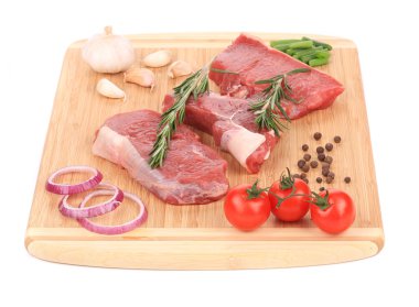 bistecche crudi sul tagliere.