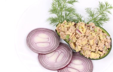 Avokado salatası ve tuna.