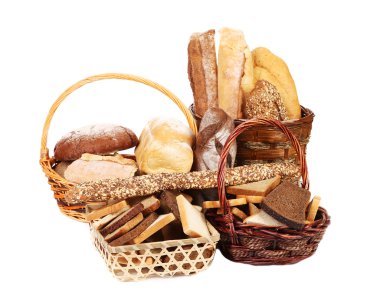 hasır sepet içinde taze ekmek.