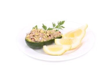 ton balığı ve limon ile Avokado salatası.