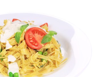 pesto sos ve fesleğen ile makarna tagliatelle.