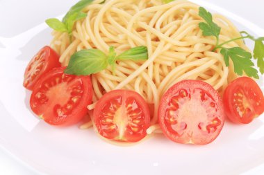 Domates ve fesleğenli İtalyan makarnası..