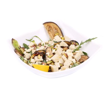 ızgara sebzeler ve tofu salatası.