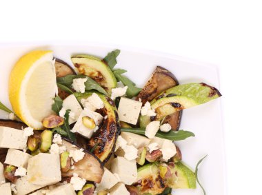 ızgara sebzeler ve tofu salatası.