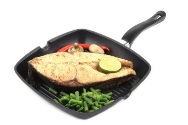 tavada somon steak, sebzeler ve kireç.