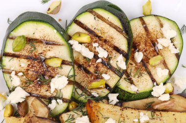 ızgara sebzeler ve tofu salatası