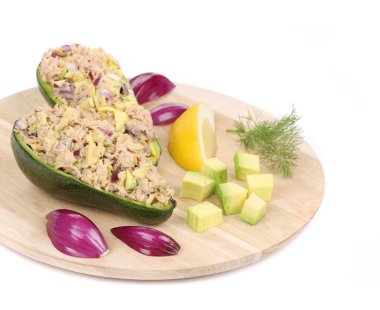 tabakta tuna ile Avokado salatası.