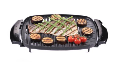 ızgara sazan balığı fileto ızgara patlıcan ile.