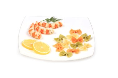 Spagetti ile unshelled haşlanmış karides pişmiş.