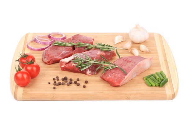 Ruwe steaks op een snijplank. — Stockfoto