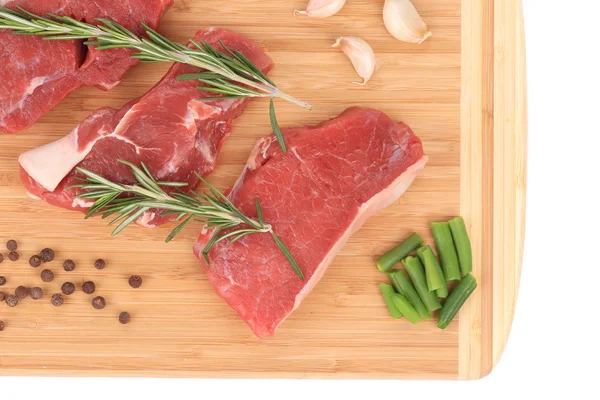 Filetes crudos en la tabla de cortar . — Foto de Stock