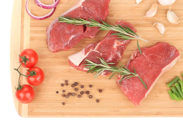Ruwe steaks op een snijplank. — Stockfoto