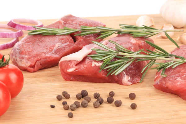 Rohe Steaks auf Schneidebrett. — Stockfoto