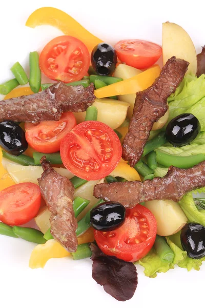 Salada com filé de carne bovina e batatas . — Fotografia de Stock