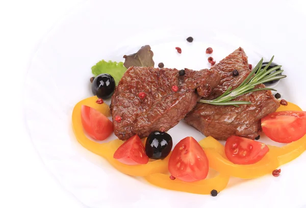 Gegrilltes Steak mit frischem Gemüse. — Stockfoto