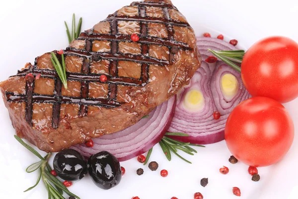 Große saftige Steak vom Grill mit Gemüse. — Stockfoto