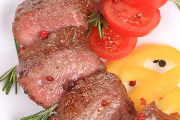Rindersteaks mit Tomaten und Rosmarin. — Stockfoto