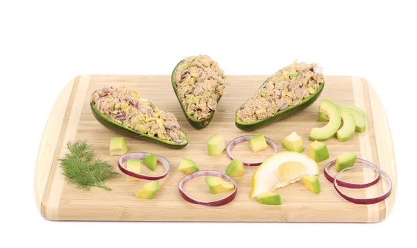 Салат с тунцом и авокадо . — стоковое фото