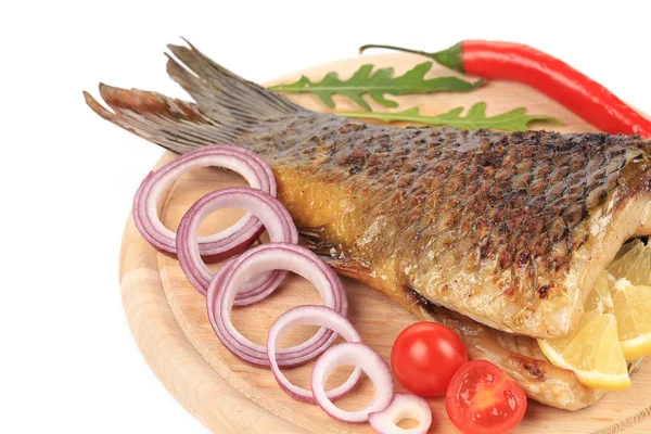 Grilled carp with lemon and tomatoes. — Stock Photo, Image