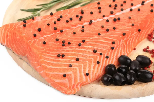Filet de saumon sur plateau aux olives . — Photo