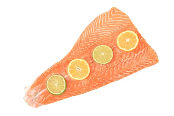 Filete de pescado rojo con rodajas de limón . — Foto de Stock