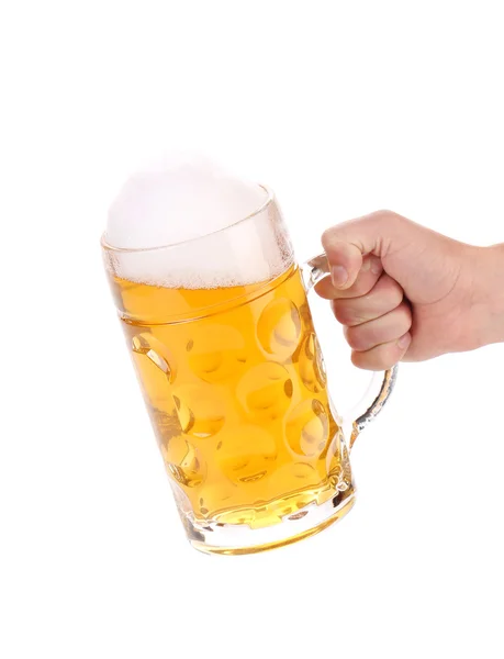 Male hand holding up a glass of beer. — Stock Photo, Image