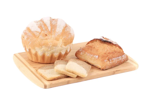 Различные виды хлеба на разделочной доске . — стоковое фото