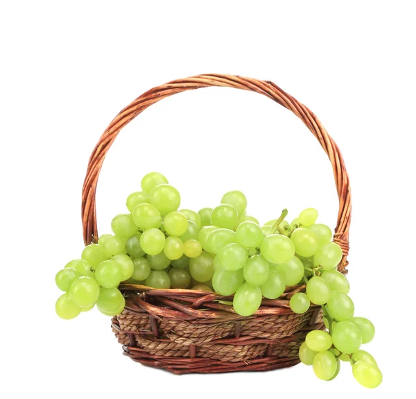 Zielony winogron w wiklinowym koszu. — Zdjęcie stockowe