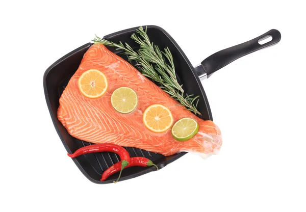 Rauwe zalm op koekenpan met rozemarijn. — Stockfoto