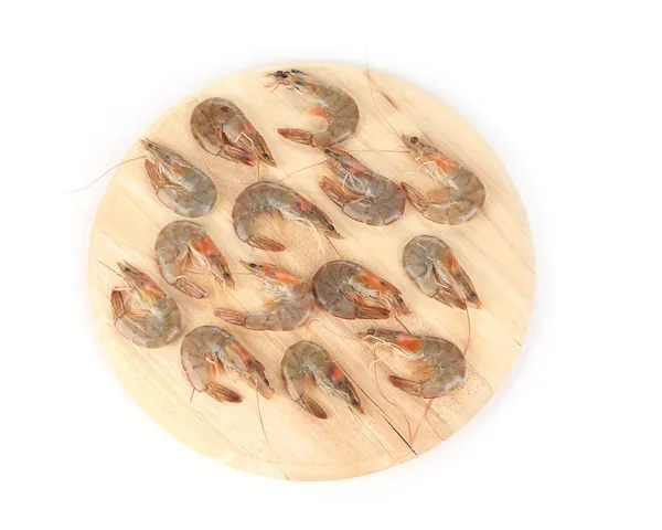 在木制的盘子上的生虾. — 图库照片