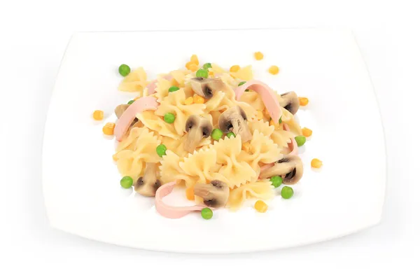 Pasta farfalle con prosciutto e funghi . — Foto Stock