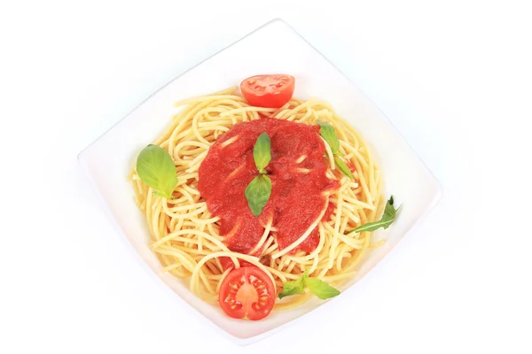 Makaron z sosem pomidorowym i bazylią. — Zdjęcie stockowe