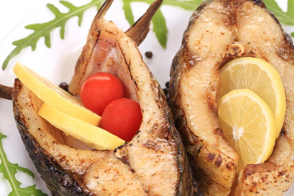 Grillad karp biffar med citron och tomat. — Stockfoto