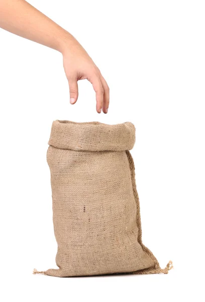 Säckchen mit Weizenmehl und Hand. — Stockfoto