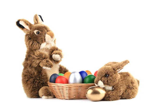 Zwei flauschige Fuchs-Kaninchen im Korb mit Ostereiern. — Stockfoto