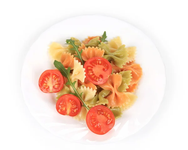 Kolorowe farfalle z pomidorami na białym talerzu. — Zdjęcie stockowe