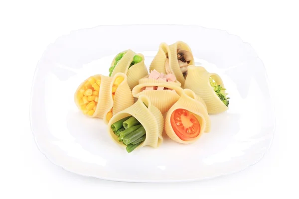 Conchiglie di pasta ripiene di verdure su un piatto . — Foto Stock