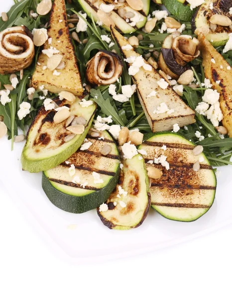 Salade met gegrilde groenten en tofu. — Stockfoto