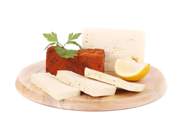 Cubo de tofu em páprica e fatias com limão . — Fotografia de Stock